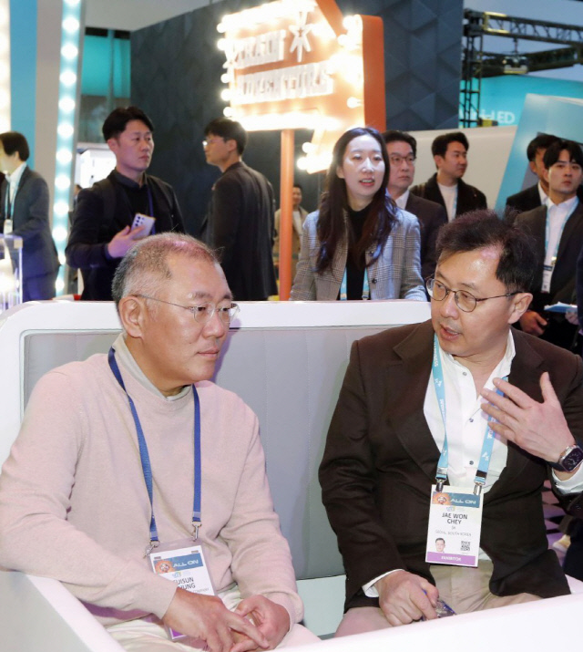 정의선 회장 안내하는 최재원 수석부회장  [연합뉴스]